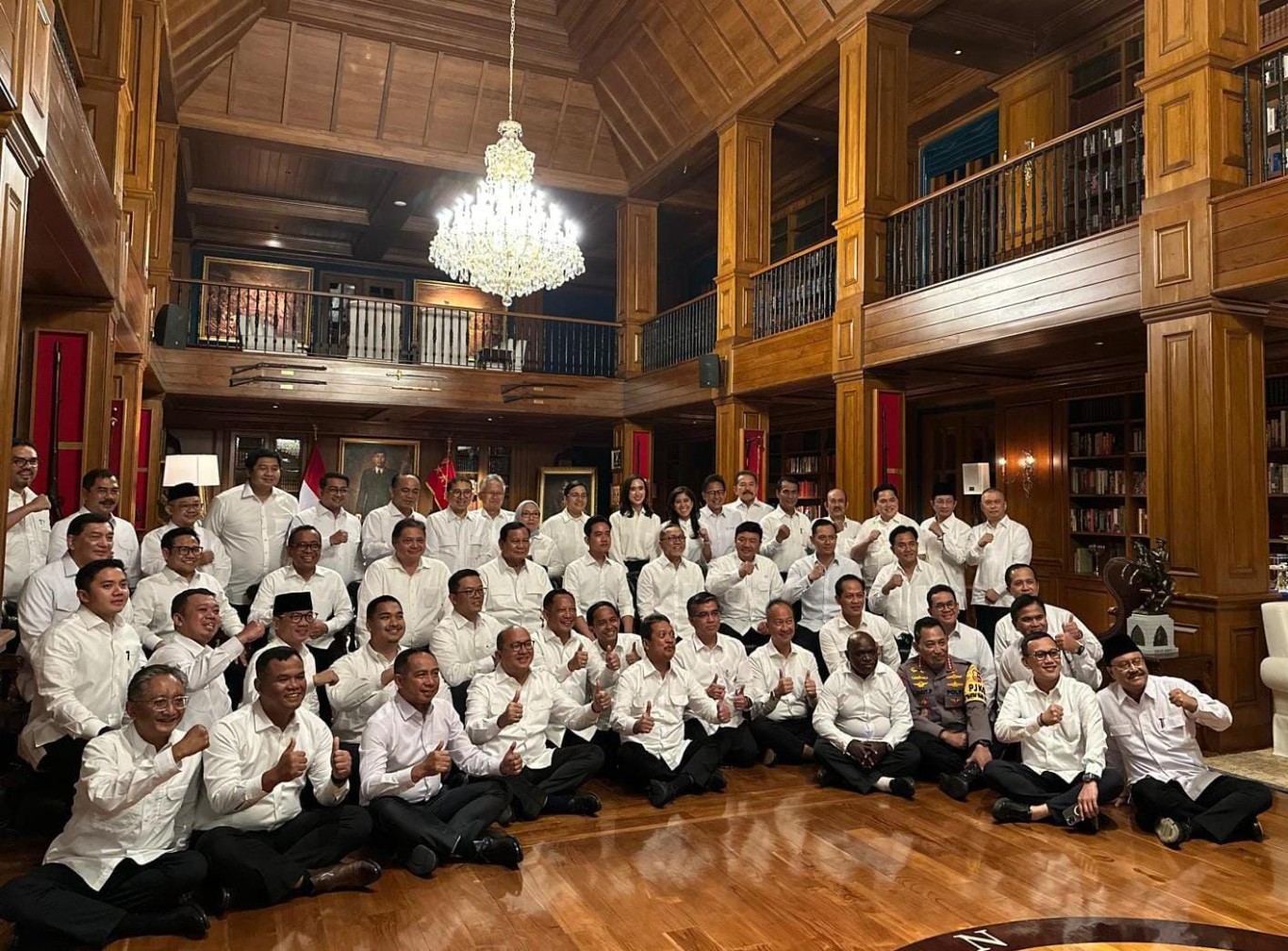 Menteri Pertanian Andi Amran Sulaiman (kelima dari kiri) bersama Erick Thohir, Nasaruddin Umar, Rahmat Pambudy dan Sanitar Burhanuddin (berdiri di belakang). 