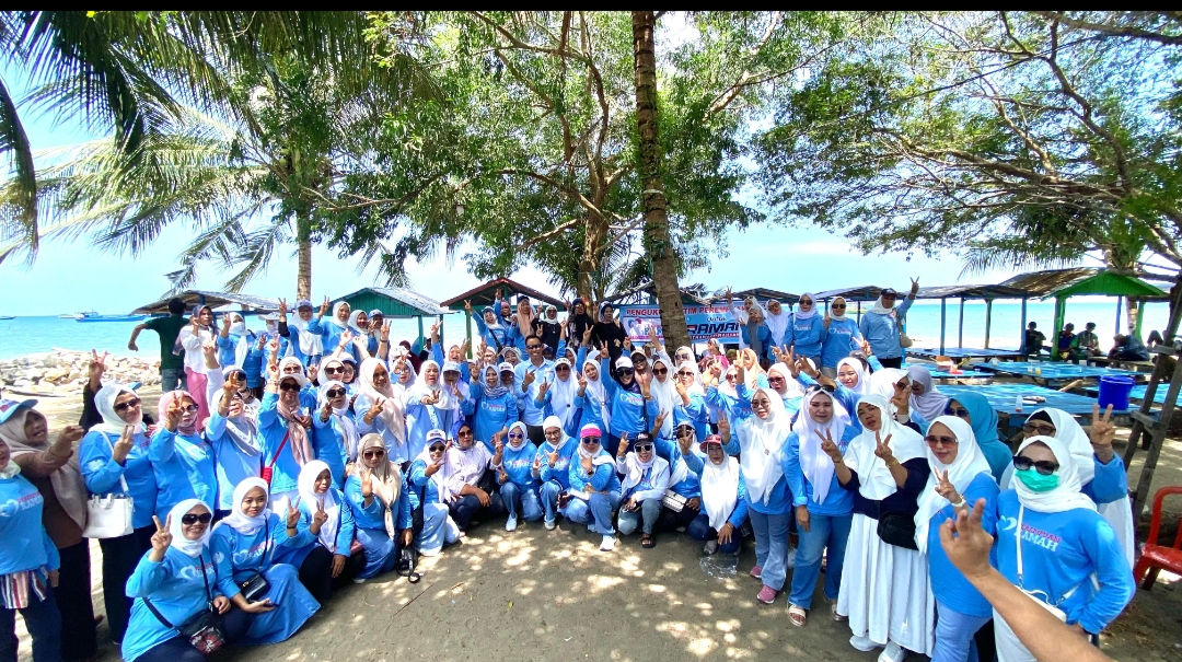 Pengukuhan tim Perempuan Ramah di Pantai Marana, Sinjai Timur, Kamis (17/10/2024).