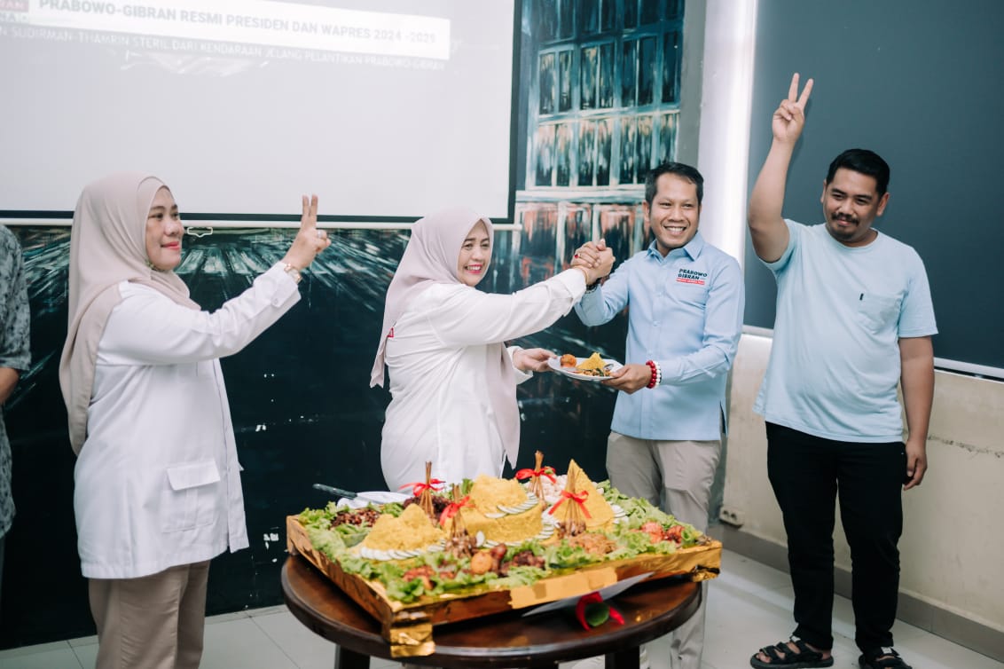 DPC Partai Gerindra, Kabupaten Sinjai, menggelar nonton bareng sekaligus syukuran atas pengucapan sumpah Presiden dan Wakil Presiden terpilih, Prabowo Subianto dan Gibran Rakabuming Raka di Kafe Titikota, Minggu (20/10/2024).