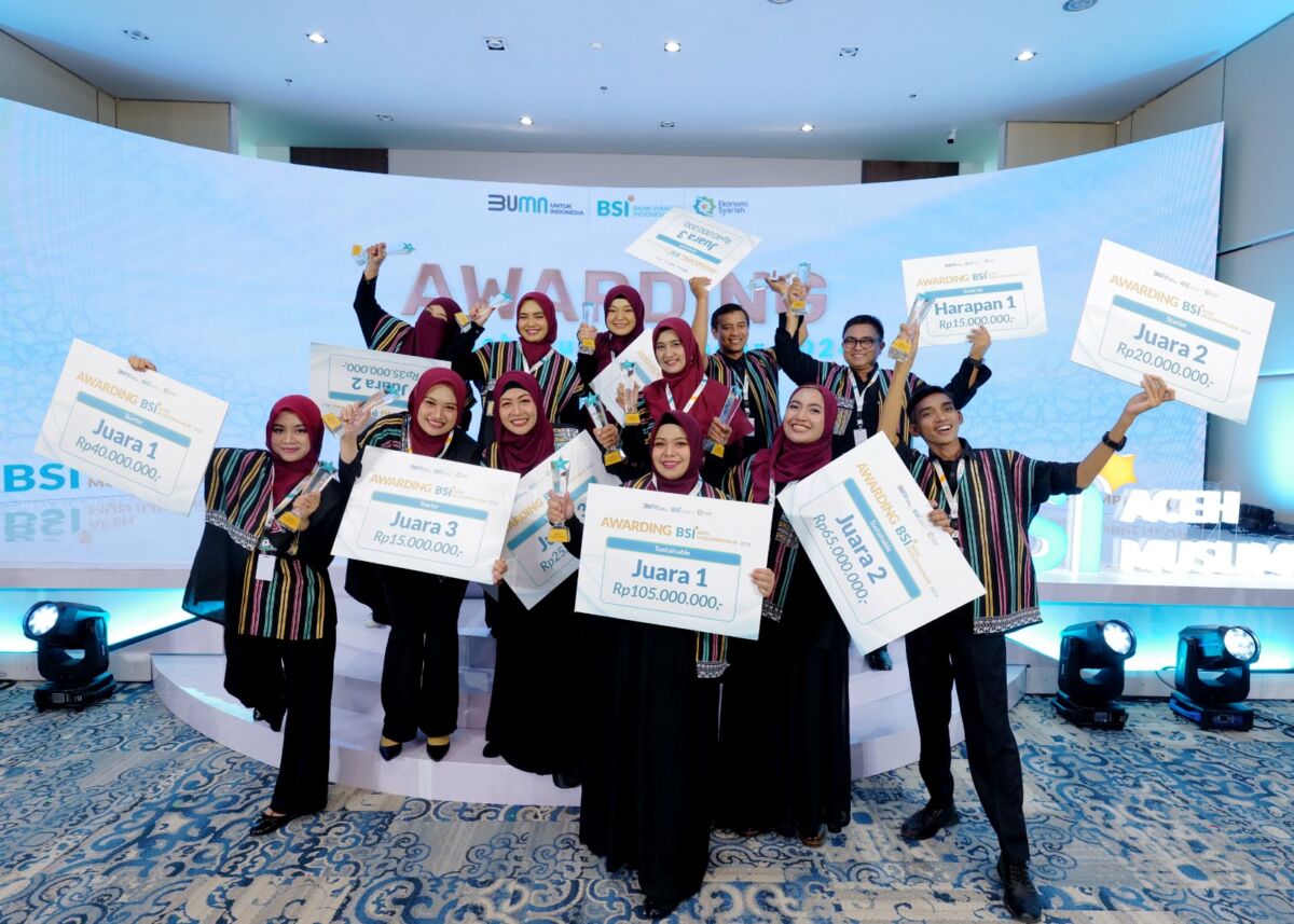 Raut kebahagiaan para pemenang BSI Aceh Muslimpreneur 2024 terlihat dari piala dan hadiah yang diberikan oleh BSI untuk pengembangan usaha ke depan.