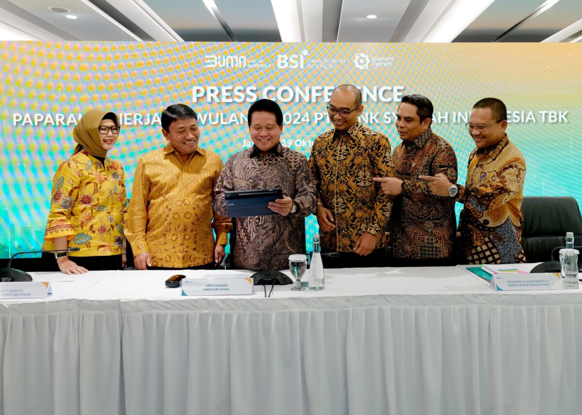 (Kiri-kanan). Paparan disampaikan oleh Direktur Compliance and Human Capital BSI Tribuana Tunggadewi, Wakil Direktur Utama BSI Bob T.Ananta, Direktur Utama BSI Hery Gunardi (tengah), Direktur Risk Management BSI Grandhis H. Harumansyah, Direktur Sales & Distribution BSI Anton Sukarna, dan Direktur Information Technology BSI Saladin D. Effendi di Kantor Pusat BSI, Gedung The Tower Jakarta.