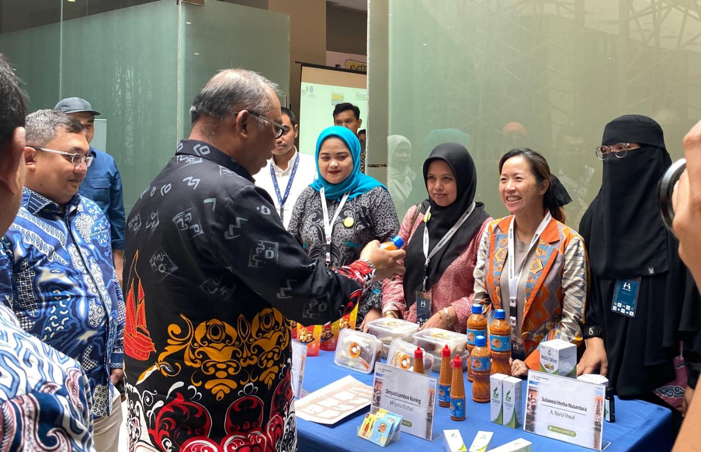 BKM/FAJAR
UMKM-Kadiskop Sulsel H Ashari Fakhsirie Radjamilo mengunjungi salah satu stand UMKM yang ada di lokasi kegiatan Pendampingan Offline dan Netrworking Program Pendampingan Usaha Mikro Mandiri yang dilaksanakan Kemenkop UKM dan UGM, berlangsung di Hotel Gammara, Kamis (10/10).
