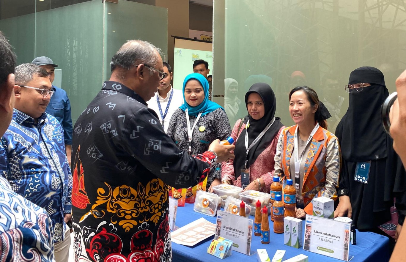 Kadiskop Sulsel H Ashari Fakhsirie Radjamilo mengunjungi salah satu stand UMKM yang ada di
lokasi kegiatan Pendampingan Offline dan Netrworking Program Pendampingan Usaha Mikro
Mandiri yang dilaksanakan Kemenkop UKM dan UGM, berlangsung di Hotel Gammara.