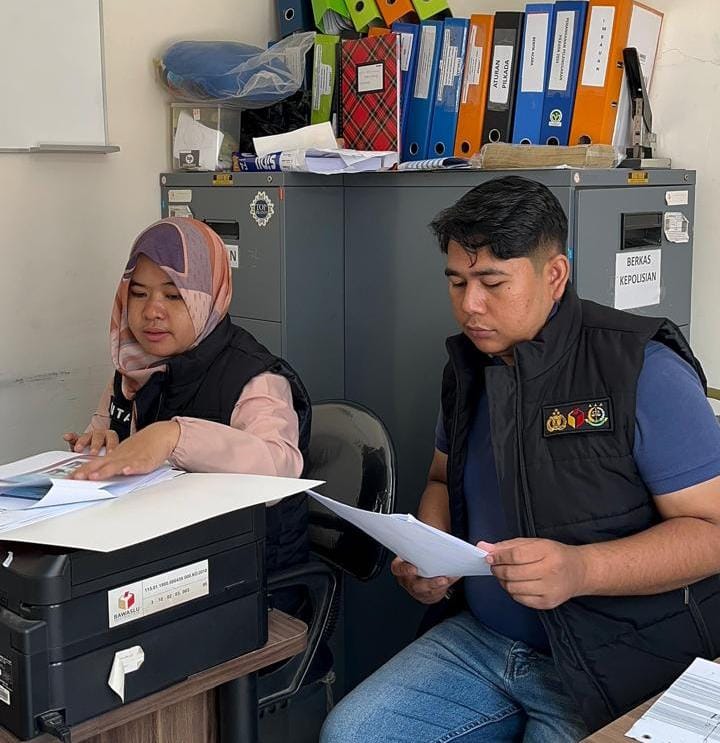 BKM/IST
MELAPOR--Tim hukum pasangan calon bupati dan wakil bupati Gowa nomor urut satu Aurama' melapor ke Bawaslu (kanan) sementara tim hukum Paslon nomor urut dua Hati Dama juga melapor 
