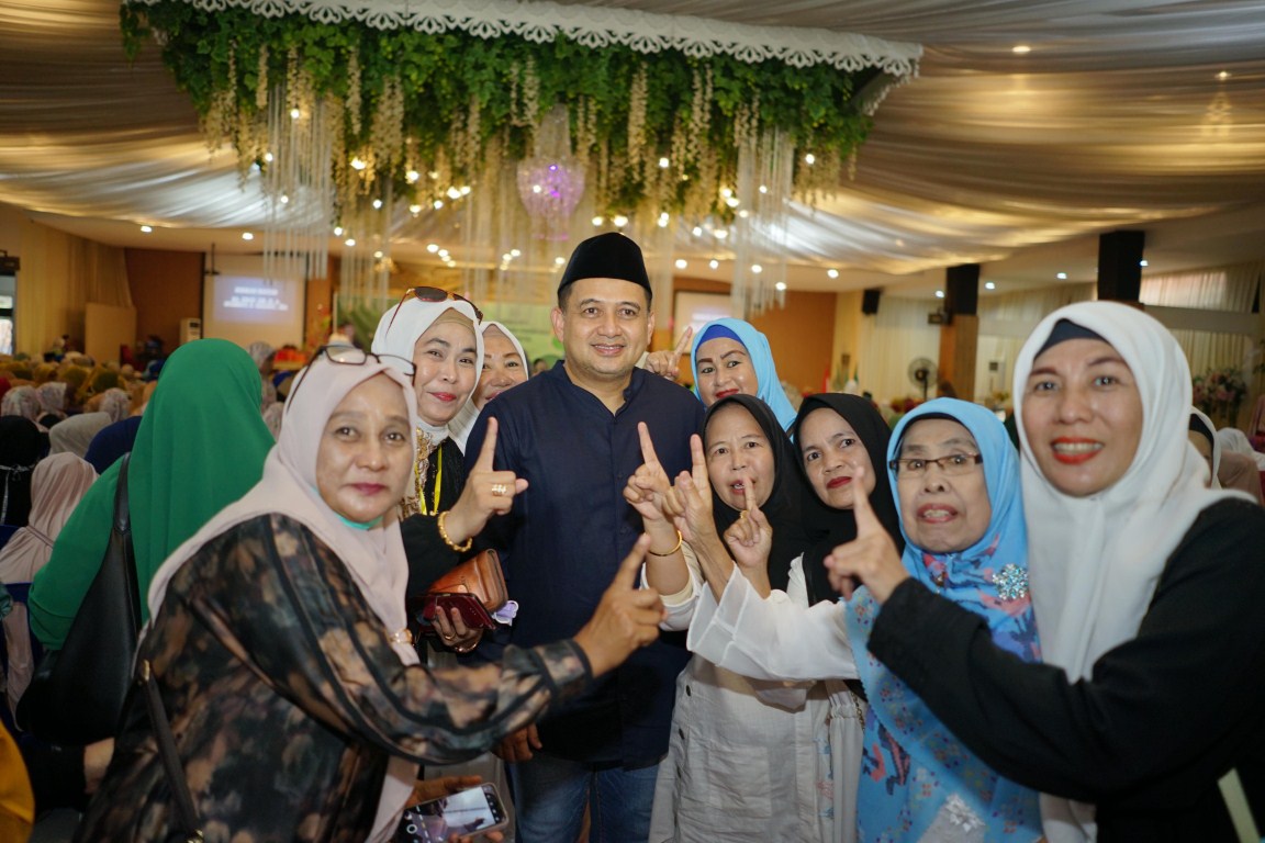 IST
HADIRI MAULID--Calon wali kota Makassar Mufari Arifuddin bersama emak-emak pada acara maulid nabi Muhamamd SAW di Gedung Lestari 45 Jalan Urip Sumoharjo, Makassar
