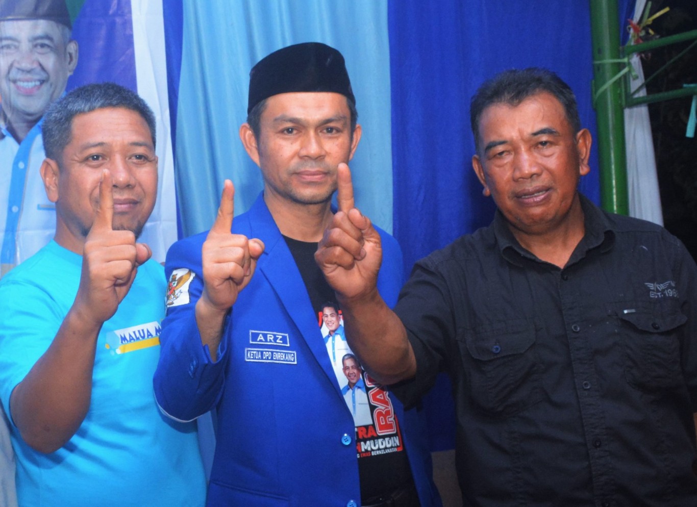 IST
HADIRI PENGUKUHAN--Mantan legislator Enrekang tiga periode, Rubing mengadiri pengukuhan tim penggerak di TPS untuk Paslon Ramah di Kecamatan Malua, Rabu (9/10) malam.
