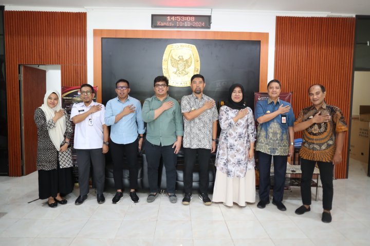 IST
MENGUNJUNGI--Pjs Wali Kota Makassar, Andi Arwin Azis mengunjungi kantor Komisi Pemilihan Umum Makassar, Kamis (10/10)
