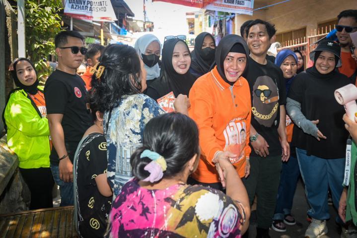 IST
MENYALAMI WARGA--Calon wali kota Makassar nomor urut tiga Indira Yusuf Ismail menyalami warga Kelurahan Pattingalloang, Kecamatan Ujung Tanah, Kamis (10/10)
