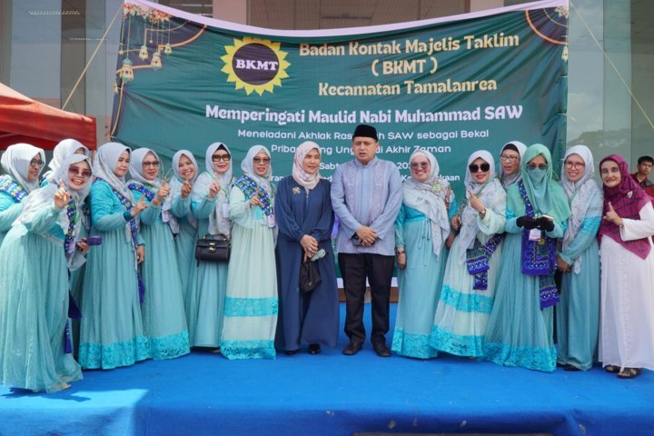 IST
MENGHADIRI MAULID--Appi dan Aliyah Mustika menghadiri kegiatan maulid yang digelar badan kontak majelis taklim Kecamatan Tamalanrea
