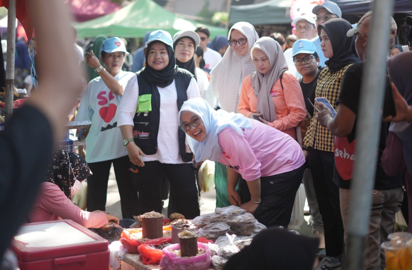 IST
BERDIALOG--Rezki meluangkan waktu berkeliling sambil belanja di tenant UMKM, makan bersama warga di jajanan kaki lima serta berdialog dan mendengarkan aspirasi warga di Car Free Day GOR Sudiang, Minggu (13/10)
