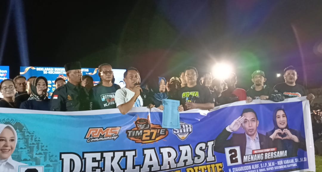 IST
HADIRI KAMPANYE--Sebanyak 47 komunitas dua pitue bersatu menghadiri kampanye dialogis yang diikuti calon bupati Sidrap Syaharuddin Alrif di Lapangan Andi Takko, Tanru Tedong, Sabtu (12/10) malam
