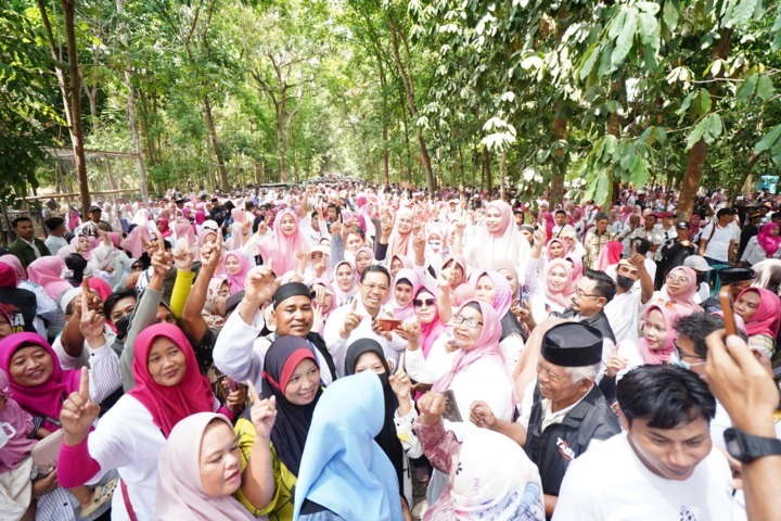 BKM/IST
BERIKRAR MENANG --Calon bupati Gowa Amir Uskara ditengah para relawan Aurana yang berikrar menangkan Aurama' di Pilbup Gowa 27 November mendatang (kanan), sementara calon wakil bupati Darmawangsyah Muin bersama pendukungnya usai melantik Pejuang Tim Hati Damai di Desa Balang-balang, Kelurahan Borongloe, Kecamatan Bontomarannu.  
