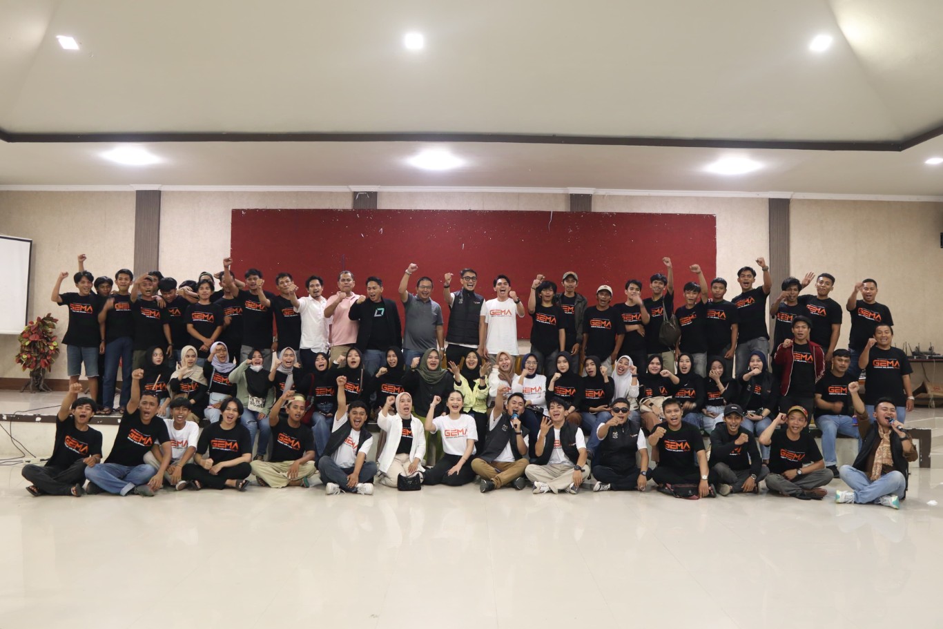 IST
GELAR TALKSHOW--Calon bupati Luwu Utara Muhammad Fauzi menggelar talkshow bersama anak-anak muda Luwu Utara, di pelataran Hotel Bukit Indah Masamba, Sabtu (12/10) malam
