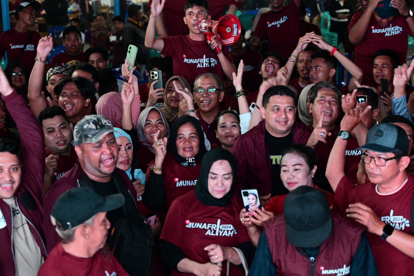 IST
BERSAMA SUPORTER--Calon wali kota Makassar Munafri Arifuddin didampingi Ketua Tim Pemenangan MULIA, Ilham Arief Sirajuddin bersama 500 an suporter PSM Makassar, di Posko Induk MULIA, Jl. AP Pettarani Makassar, Minggu (13/10) malam.