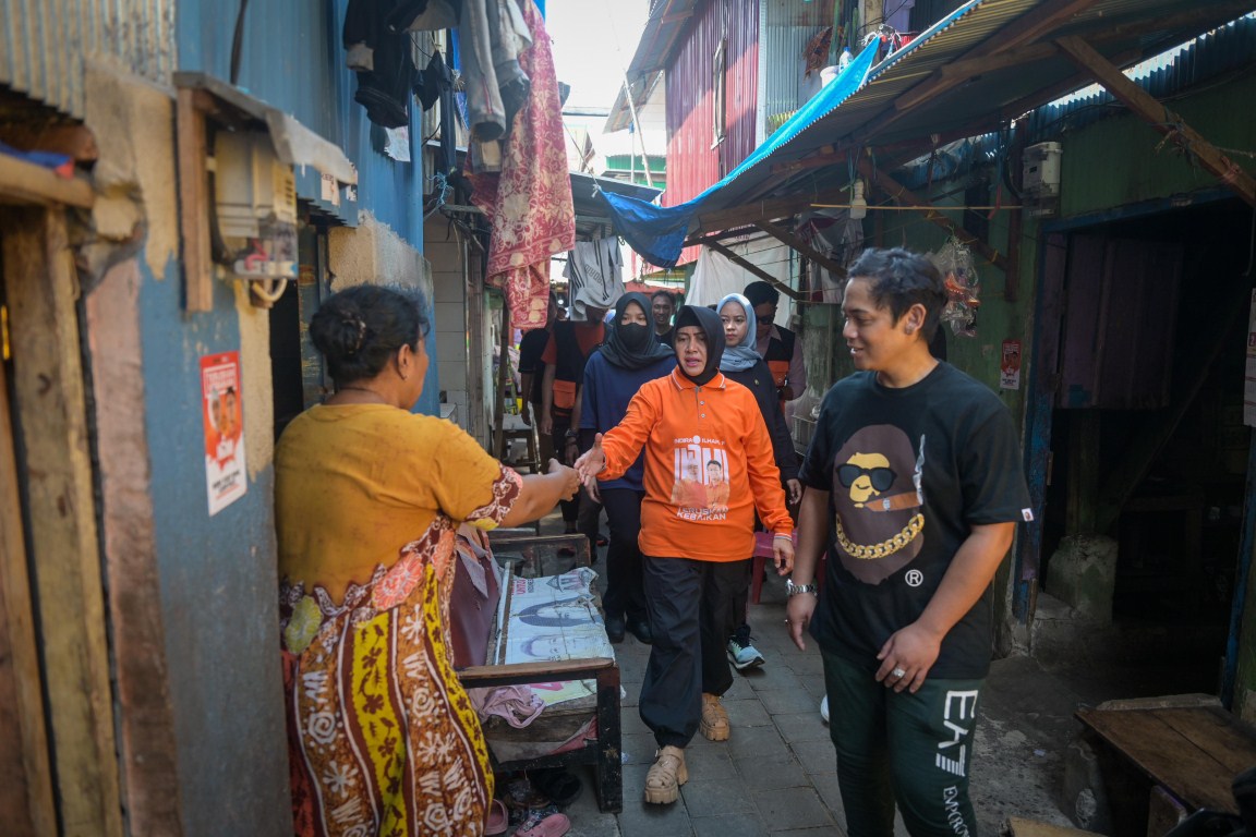 IST
MENYAPA WARGA--Calon wali kota Makassar Indira Yusuf Ismail menyapa warga yang berada di lorong-lorong sempit di Kelurahan Pattingalloang, Kecamatan Ujung Tanah, Senin (14/10)
