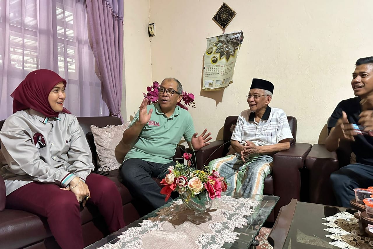 IST
SILATURAHMI--Calon wakil wali kota Makassar melakukan silaturahmi dengan tokoh masyarakat Manggala di Tamanggapa H Tulo, Selasa dan melalukan silaturahmi dengan tokoh masyarakat Manggala, H.Lala Rasang di Pannara, Selasa (15/10)
