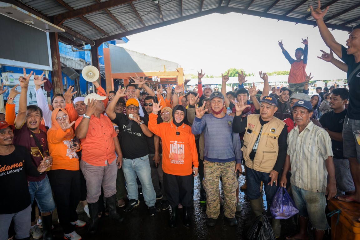 IST
DAPAT SAMBUTAN--Calon wali kota Makassar Indira Yusuf Ismail mendapat sambutan dari para penjual ikan yang beraktivitas di TPI Paotere

