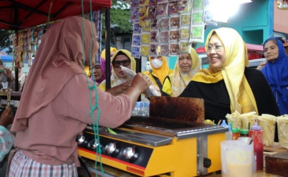 IST
TATAP MUKA--Calon wali kota Parepare Erna Rasyid Taufan tatap muka dengan warga di Anjungan Cempae Kecamatan Soreang, Rabu 16/10
