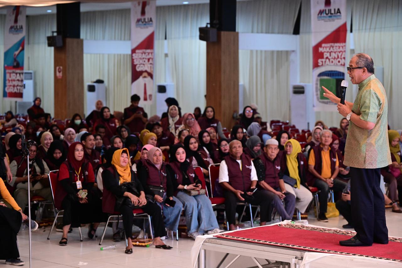 IST
MOTIVASI--Ketua Tim Pemenangan Paslon Mulia Ilham Arif Sirajuddin memberikan motivasi kepada relawan kanvaser di Gedung Lestari 45
