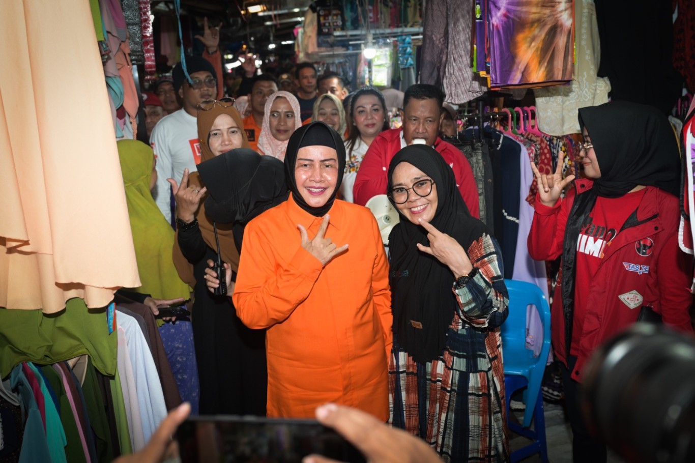 IST
TATAP MUKA--Calon wali kota Makassar nomor urut tiga, Indira Yusuf Ismail, melakukan tatap muka sembari mendengarkan langsung keluhan warga yang ada dalam Pasar Panakkukang Jalan Toddopuli Rabu (16/10)
