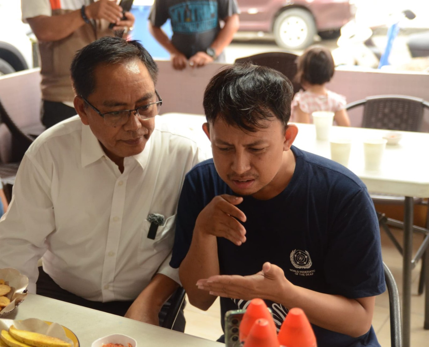 IST
DISKUSI LANGSUNG--Mantan birokrat selaku calon wakil wali kota Makassar Abd Rahman Bando berdiskusi langsung dengan salah satu penyandang disabilitas, saat melakukan kampanye di Kelurahan Karampuang, Kecamatan Panakkukang
