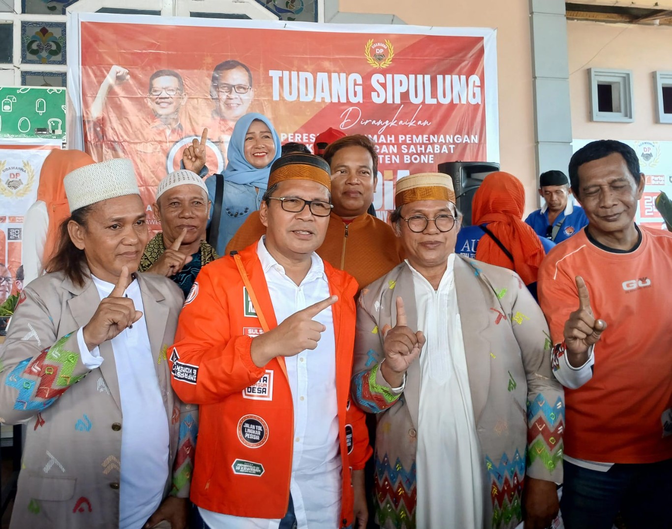 IST
DISKUSI POLITIK-Cawagub nomor urut satu Azhar Arsyad menghadiri diskusi politik di warung kopi Jalan Beringin, Kota Watampone, Bone. 