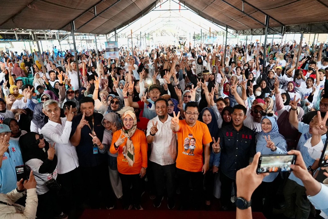 IST
MENYEMANGATI PESERTA KAMPANYE--Calon gubernur nomor urut dua Andi Sudirman Sulaiman menyemangati peserta kampanye pasangan calon bupati dan wakil bupati Gowa Husniah Talenrang-Darmawangsyah Muin di Lapangan Yusuf Beauty, Rabu (16/10).