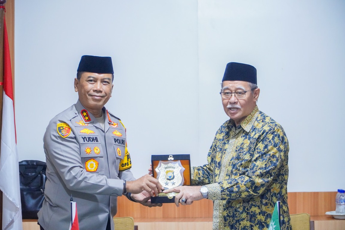 IST
KUNJUNGAN -- Kapolda Sulsel Irjen Yudhiawan Wibisono menyerahkan plakat kepada Ketua PW Muhammadiyah Sulsel Ambo Asse dalam kunjungannya ke kantor PW Muhammadiyah Sulsel, Rabu (16/10).
