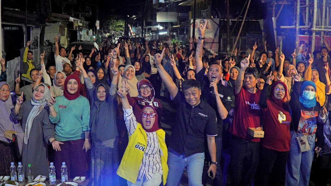 IST
DISAMBUT--Politisi Partai Demokrat selaku calon wakil wali kota Makassar Aliyah Mustika Ilham disabut oleh komunitas AUR yang dipimpin H Ibang di kecamatan Tallo, Rabu (16/10) malam.
