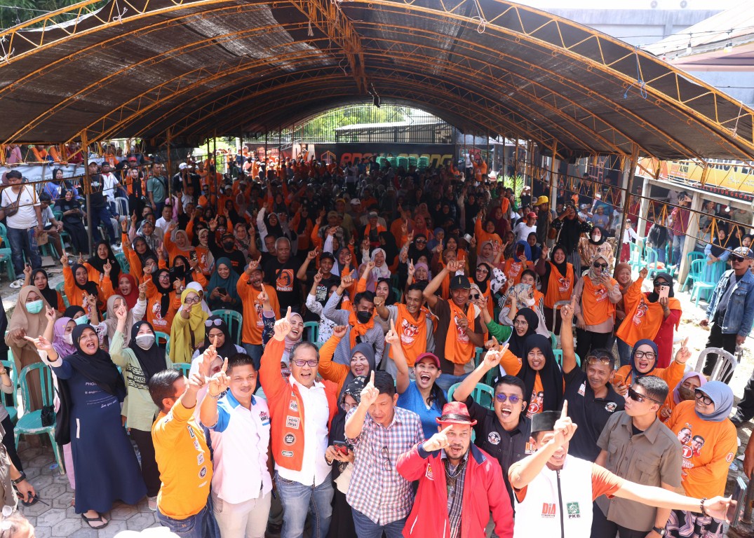 IST
KAMPANYE-Cagub nomor urut satu Moh Ramdhan Pomanto disambut antusias pendukungnya ketika melakukan kampanye di Kabupaten Wajo, Kamis (17/10). Sementara cawagub nomor urut dua Fatmawati Rusdi mendapat apresiasi karena dinilai memiliki perhatian besar terhadap isu-isu perempuan.