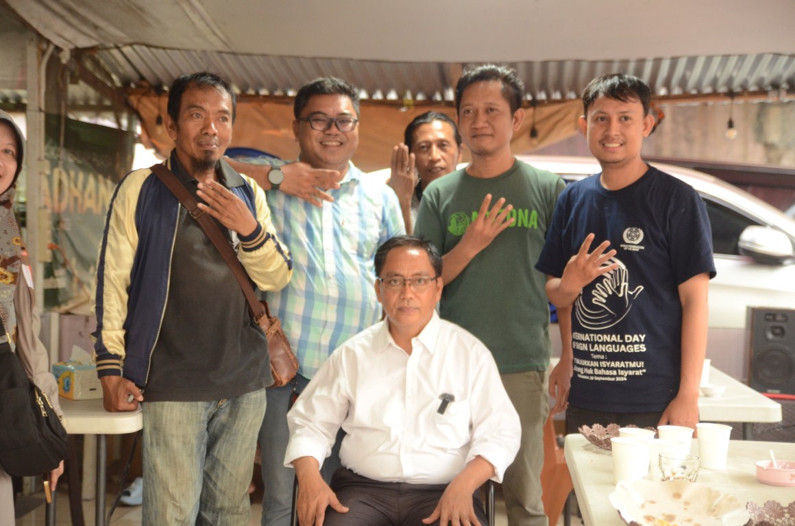 IST
BINCANG SANTAI--Ketua umum IKPPST Acram Mappaona Azis berbicang santai dengan calon wakil wali kota Makassar Abd Rahman Bando
