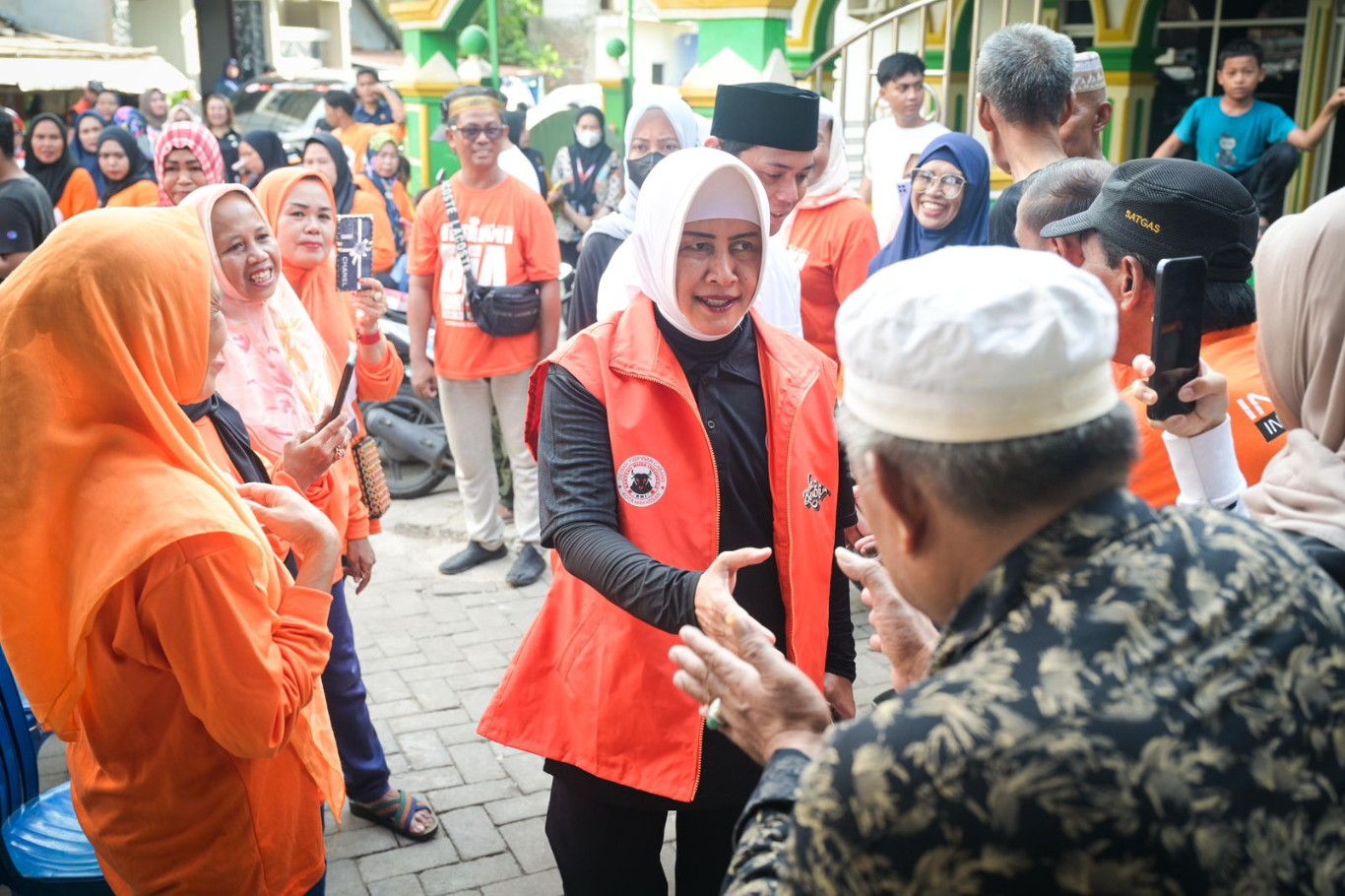 IST
SALAMI WARGA--Calon wali kota Makassar, Indira Yusuf Ismail menyalami warga yang ada di Kelurahan Minasa Upa, Kecamatan Rappocini
