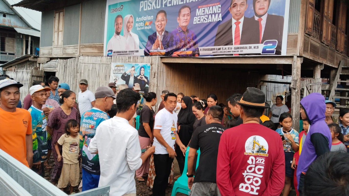 IST
BERBAUR DENGAN WARGA--Politisi Nasdem selaku calon bupati Sidrap Syaharuddin Alrif berbaur dengan masyarakat ketika hadir dalam kampanye tatap muka di Batu Pute, Kecamatan Watang Pulu, Rabu (16/10).
