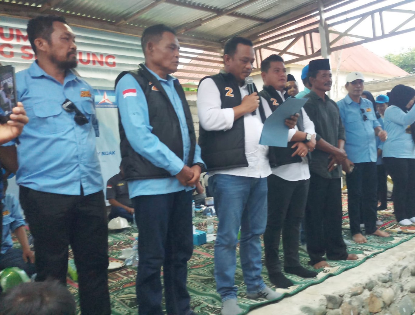 IST
PENGUKUHAN TIM--Politisi Golkar Patahuddin dan politisi Demokrat Muhammad Dhevy Bijak Pawindu sebagai pasangan calon bupati dan wakil bupati Luwu melakukan konsolidasi dan pengukuhan tim pemenangan di Desa To'lemo Kecamatan Lamasi Timur