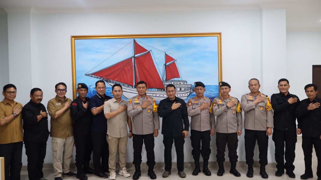 IST
KUNJUNGAN SILATURAHMI--Kapolda Sulawesi Selatan Irjen Pol. Yudhiawan bersilaturahmi ke Kantor Kabinda Sulsel di Jalan Hertasning, Kota Makassar, Kamis (17/10), sementara Panglima Divisi Infanteri 3 Kostrad, Mayjen TNI Bangun Nawoko menerima kunjungan Kapolda di Pakatto, Kabupaten Gowa (kanan)
