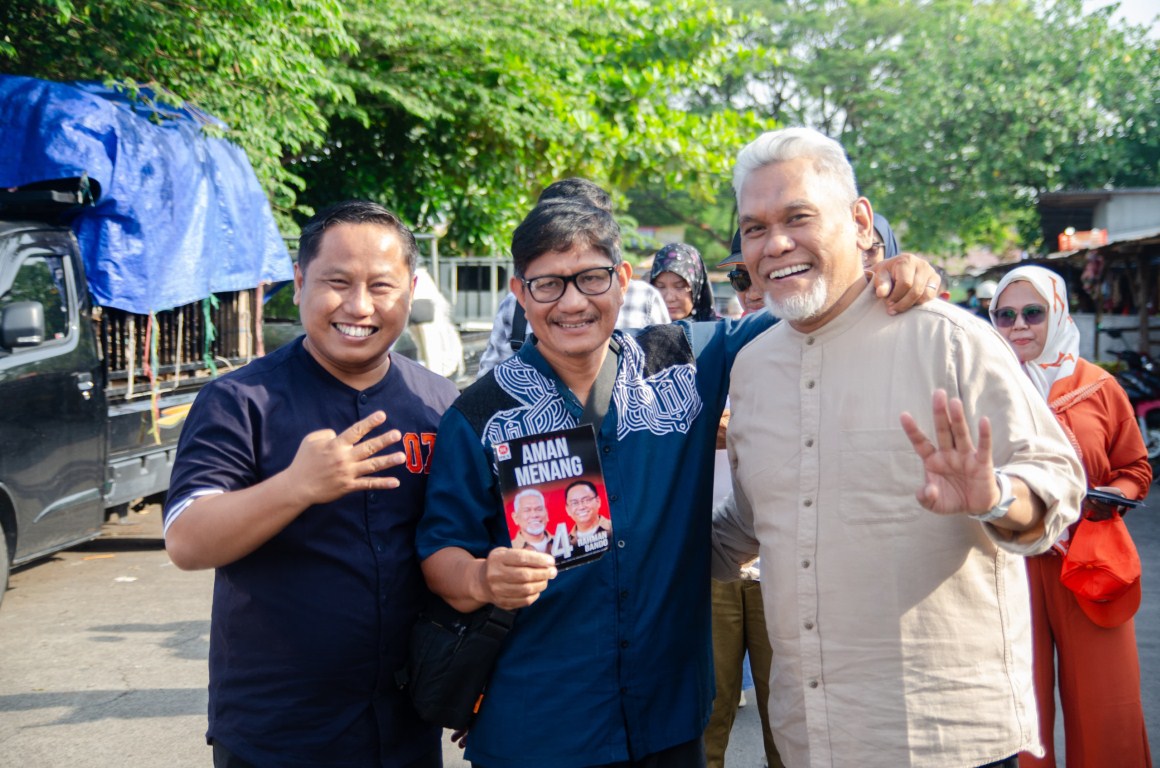 IST
DAMPINGI KAMPANYE--Komedian ternama Indonesia Narji dampingi calon wali kota Makassar Amri Arsyid ketika berkampanye di pasar daya
