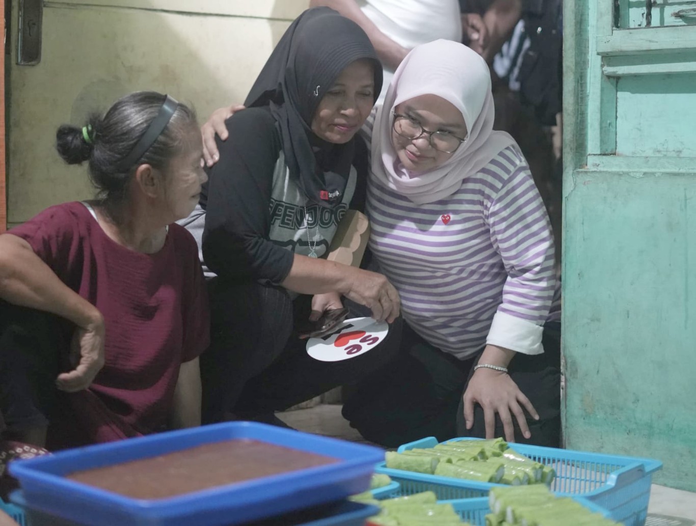 IST
TEMUI PENJUAL KUE--Calon wakil wali kota Makassar Rezki Mulfiati Lutfi menemui Ibu Mina, seorang pengusaha kecil yang telah bertahun-tahun berjuang mempertahankan usaha kue tradisionalnya di Jl Mallengkeri II, Kelurahan Mangasa, Kecamatan Tamalate 
