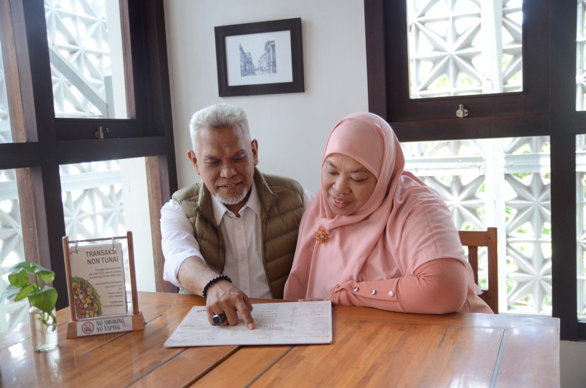 IST
BERSAMA ISTRI--Calon wali kota kota Makassar Amri Arsyid bersama istri  Ruchwana Tenrisima
