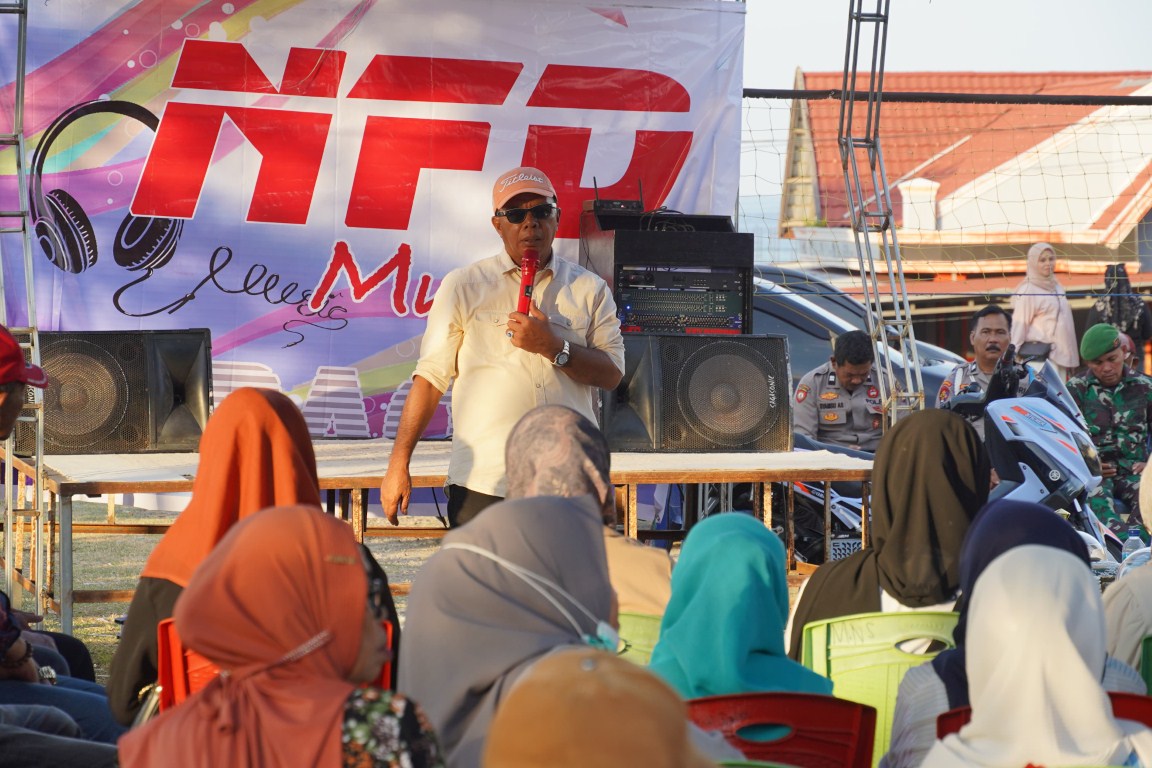 IST
KAMPANYE TATAP MUKA--Calon bupati Bulukumba Andi Mukhtar Ali Yusuf melakukan kampanye tatap muka di Kelurahan Tanah Jaya, Kecamatan Kajang, Senin (30/9)

