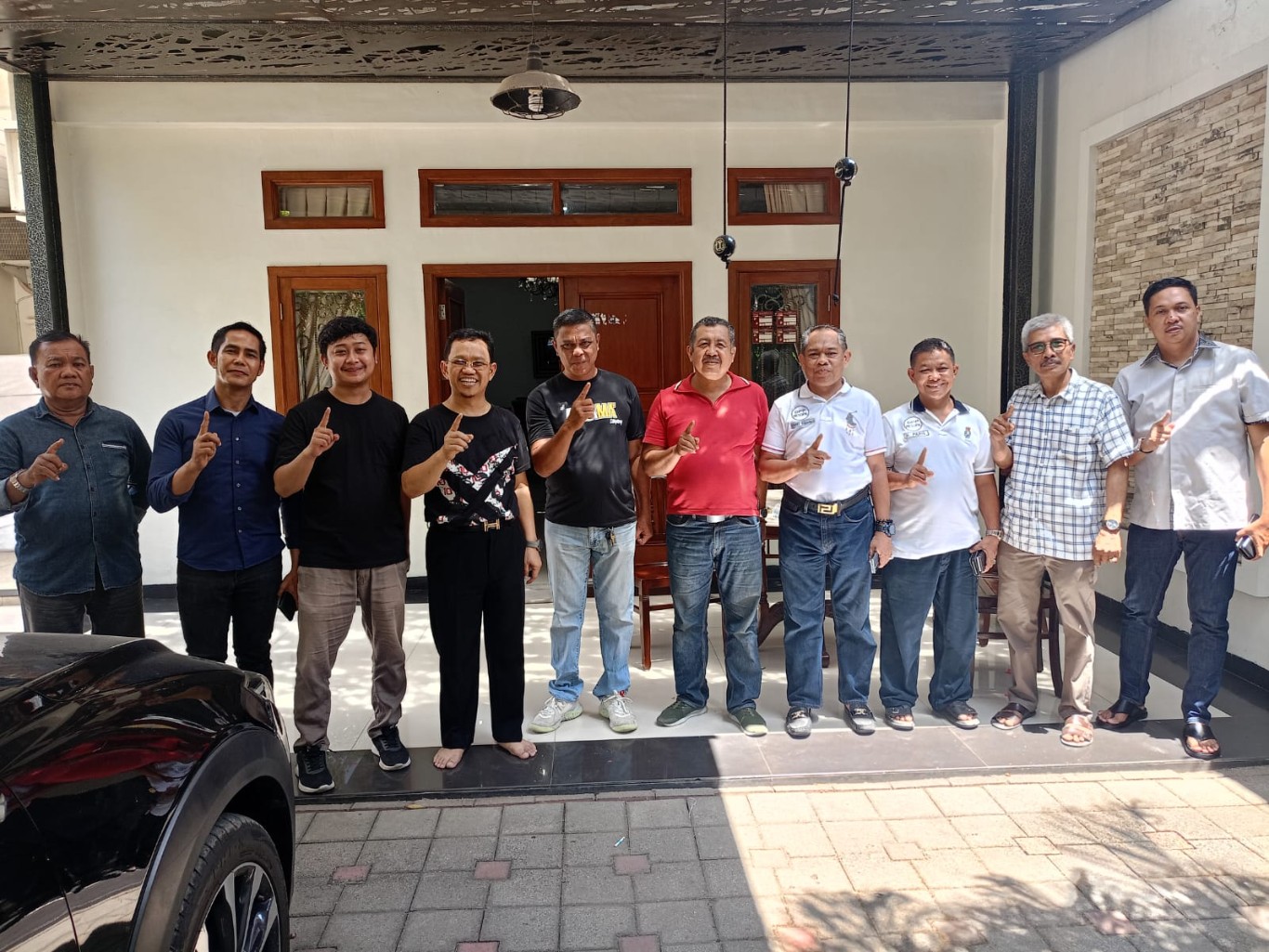 IST
TERIMA RELAWAN--Calon bupati Gowa Dr HM Amir Uskara menerima kunjungan sejumlah tokoh yang tergabung dalam sebuah komunitas atau relawan dikediamannya    
