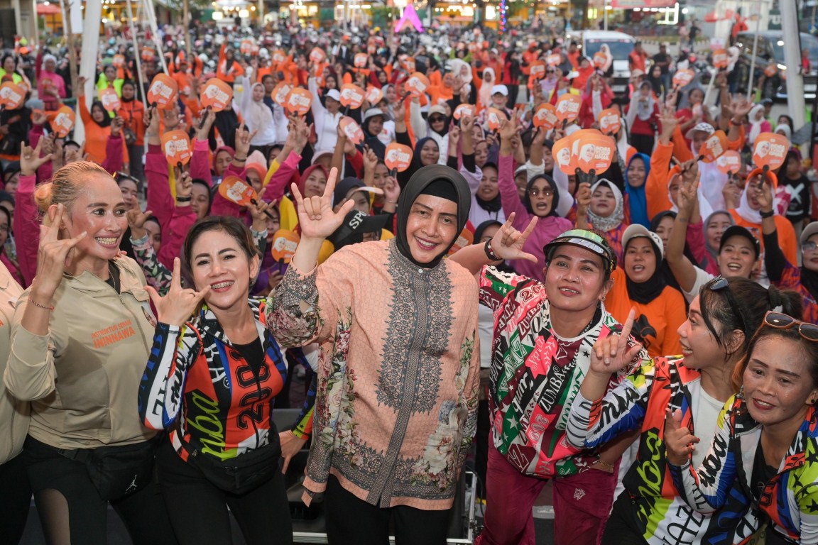 IST
DENGARKAN KELUHAN--Calon wali kota Makassar Indira Yusuf Ismail mendengarkan keluhan warga  Kelurahan Maccini Parang, Kecamatan Makassar, saat melakukan kampanye 
