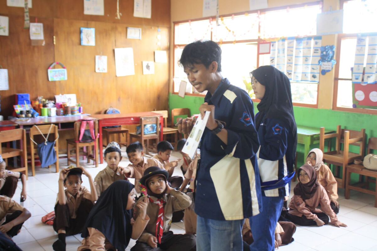 Aksi Nyata Peduli Pendidikan GenBI Komisariat UINAM Sasar 62 Murid SDI Saluttowa