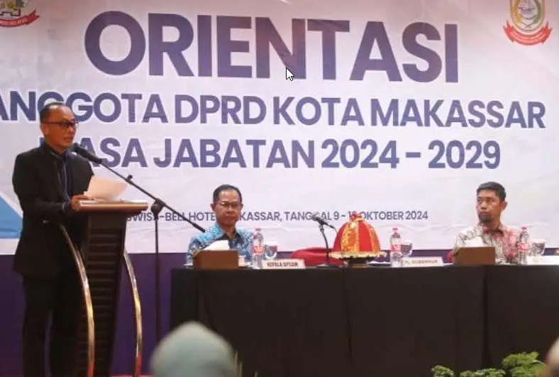 int
TUTUP--Pj Gubernur Sulsel, Zudan Arif Fakrulloh menutup orientasi anggota DPRD Kota Makassar masa jabatan 2024-2029. Zudan menekankan DPRD dan kepala daerah bisa sparing partner, saling memberi kritikan yang menguatkan, namun tidak mematikan.
