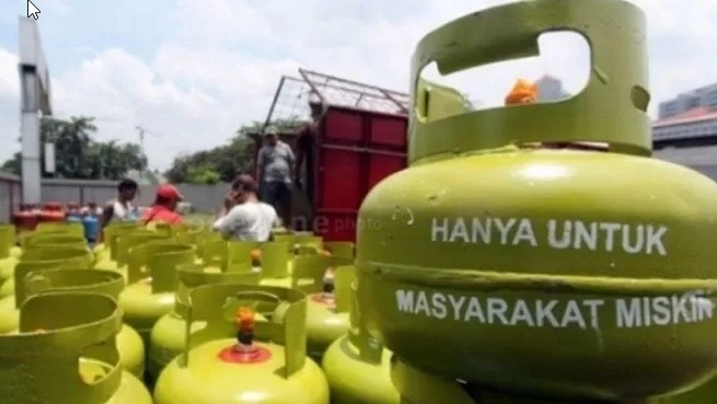 int
LANGKA--Sejumlah pangkalan gas elpiji 3 kg atau gas belon mengalami kelangkaan stok. Tak hanya di pangkalan, tabung gas subsidi pemerintah ini juga sulit ditemukan di toko-toko kelontong, kalaupun ada harga dibanderol hingga Rp25 ribu per tabung.Tampak gas elpiji 3 kilo.
