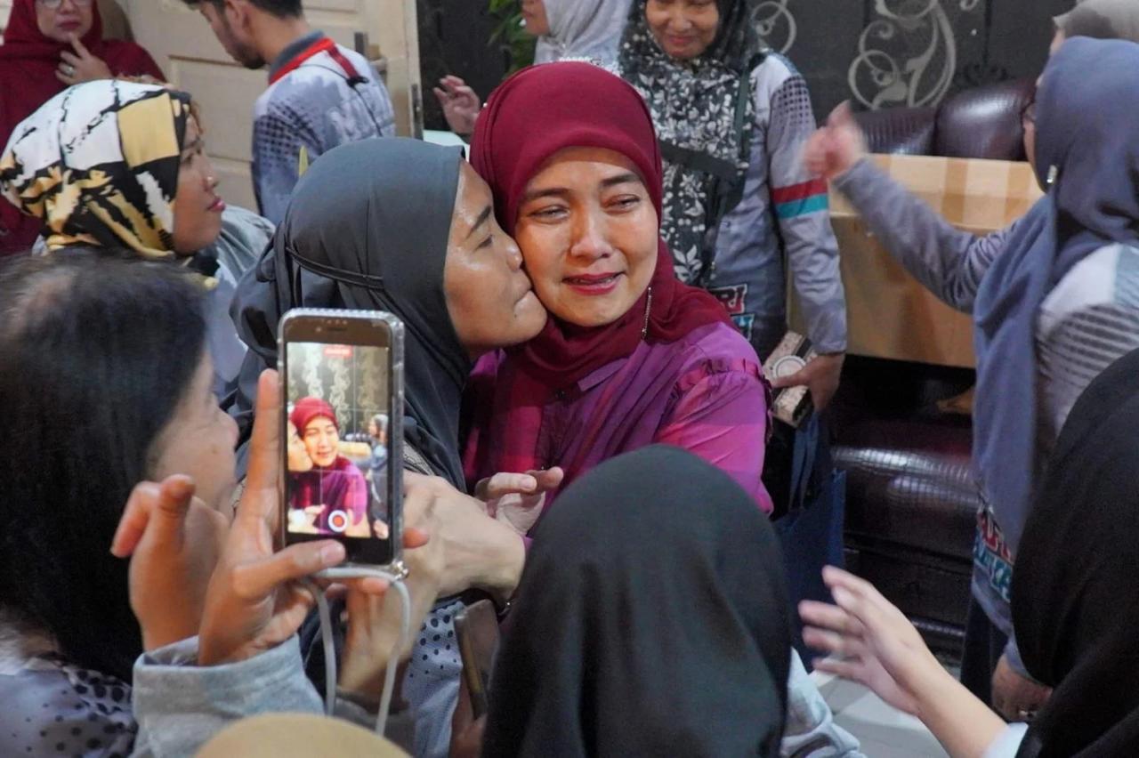 IST
SILATURAHMI--Calon wakil wali kota Makassar Aliyah Mustika Ilham bersilaturahmi dengan warga yang berkebutuhan khusus atau disabilitas tuna rungu/tuli, di Cafe Mella, Jl. Sunu, Kecamatan Tallo, Sabtu (19/10)