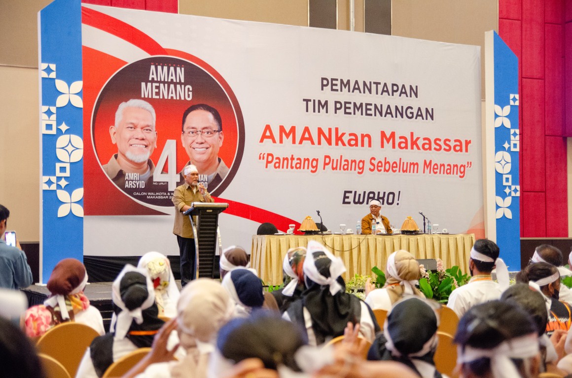 IST
MANTAPKAN TIM--Pasangan calon wali kota dan wakil wali kota makassar Amri Arsyid Abd Rahman Bando memantapkan tim pemenangan AMAN di Hotel Dalton Makassar
