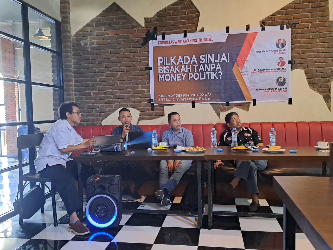 IST
DISKUSI POLITIK--Pakar Tata Kelola Pemilu Unhas Dr Andi Lukman dalam diskusi politik pada salah satu kafe di Jalan Tamangapa Raya, Sabtu (19/10)
