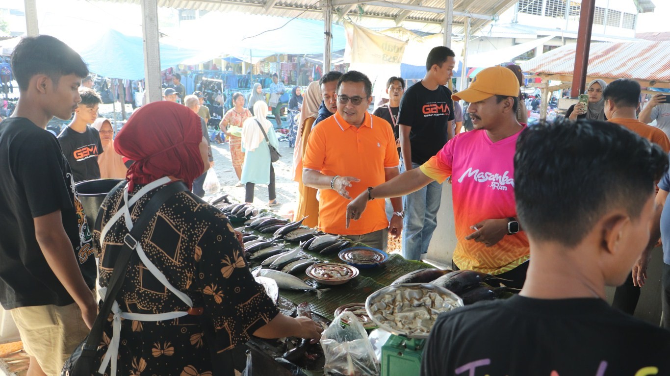 IST
MENYAPA PEDAGANG--Calon bupati Luwu Utara Muhammad Fauzi, menyapa masyarakat pedagang yang ada di Pasar Kapidi, Kecamatan Mappedeceng, Minggu (20/10)
