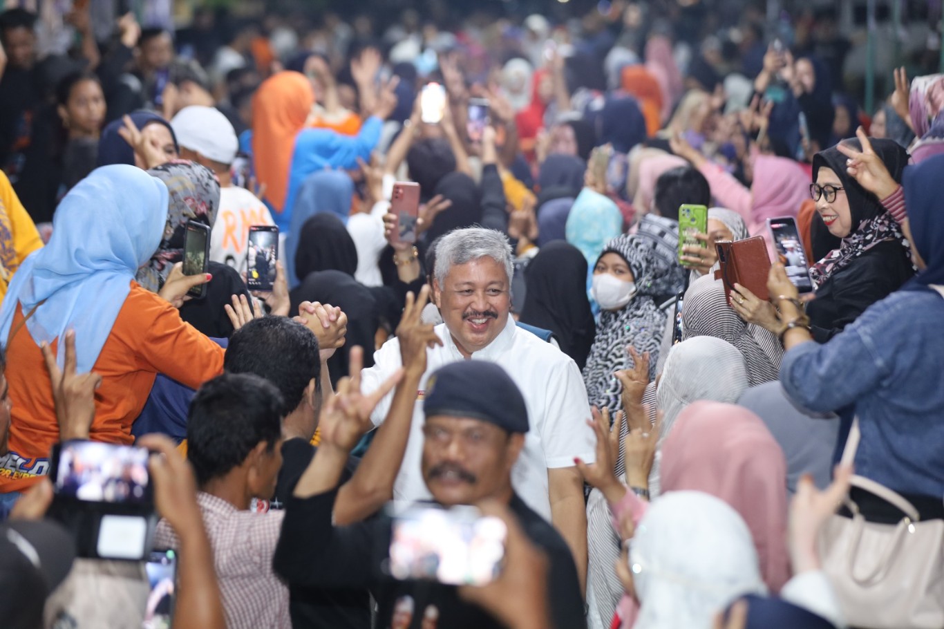 
IST
KAMPANYE DIALOGIS--Calon bupati Pinrang HA Irwan Hamid melakukan kampanye dialogis bersama masyarakat Kelurahan Sawitto, Kecamatan Watang Sawitto, Sabtu (19/10) malam
