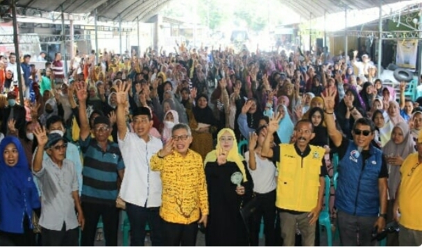 IST
MENYAPA WARGA--Calon wali kota Erna Rasyid menyapa warga Kelurahan Labukkang, Kecamatan Ujung, sementara Andi Nurhaldin melaksanakan blusukan di Kelurahan Sumpang Kecamatan Bacukiki Barat (kanan)
